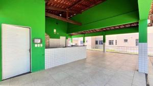 een groen gebouw met een groene muur en een toonbank bij Ótimo Custo-Benefício, Conforto e Praticidade in São Luís +27 foto's