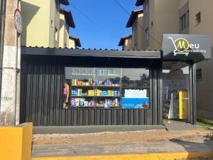 een winkel met een etalage vol boeken bij Ótimo Custo-Benefício, Conforto e Praticidade in São Luís