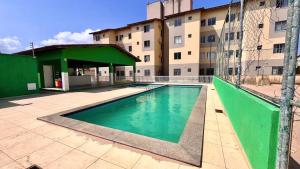 een zwembad voor een gebouw bij Ótimo Custo-Benefício, Conforto e Praticidade in São Luís