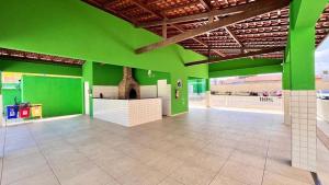 een groene kamer met een groene muur en een toonbank bij Ótimo Custo-Benefício, Conforto e Praticidade in São Luís