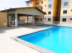 een zwembad voor een gebouw bij Ótimo Custo-Benefício, Conforto e Praticidade in São Luís