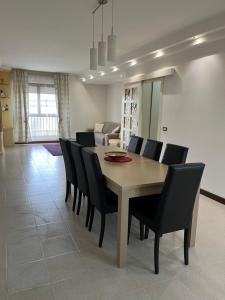 une salle à manger avec une table et des chaises noires dans l'établissement Da Daniela, à Castiglion Fiorentino