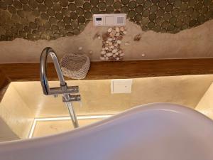Et badeværelse på Forest View, Klimaanlage im Studio, ganzes Haus 100qm, 2 Schlafzimmer, 2 Bäder, Badewanne, Garten & Terrasse