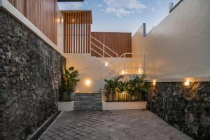 eine Treppe in einem Haus mit einer Steinmauer in der Unterkunft 2BDR Villa Aurelia - Construction nearby in Bedahulu