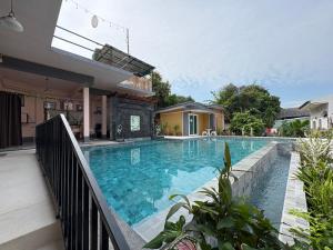 een zwembad voor een huis bij Honey Moon view in Bophut 