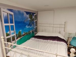 Postel nebo postele na pokoji v ubytování Lower ground floor Studio in Stockport