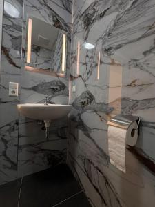 Et badeværelse på Hotelikum Zentral Günstig + 24 billeder