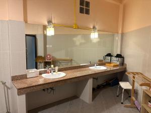 een badkamer met twee wastafels en een grote spiegel bij Honey Moon view in Bophut 