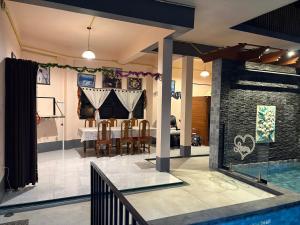 een huis met een zwembad en een eetkamer bij Honey Moon view in Bophut  +5 foto's