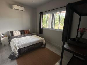 una camera da letto con un letto e una finestra di Cozy Relax & Calm a Ko Phangan