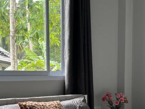 un soggiorno con finestra e divano di Cozy Relax & Calm a Ko Phangan