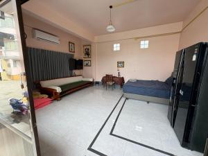 een kamer met 2 bedden en een kamer met een tafel bij Honey Moon view in Bophut 