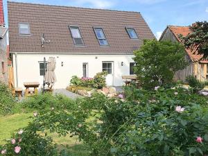 een huis met een tuin ervoor bij Schäferstübchen - Urlaub auf dem Bauernhof in Braunsberg