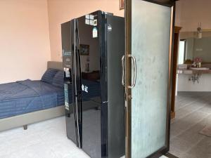 een glazen deur in een kamer met een bed bij Honey Moon view in Bophut 