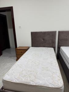 En eller flere senge i et værelse på KhavaQatar Hostel 1 بيت مشترك