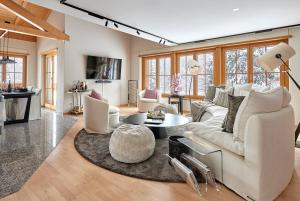 Et opholdsområde på Chalet Gutsch Andermatt by HomeFlow + 13 billeder