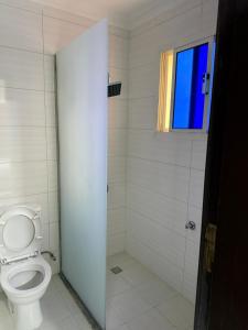 Et badeværelse på KhavaQatar Hostel 1 بيت مشترك