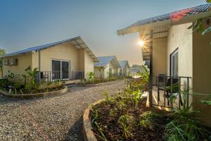 een rij huizen met een grindoprit bij Dandeli Heritage Resort in Dandeli +11 foto's