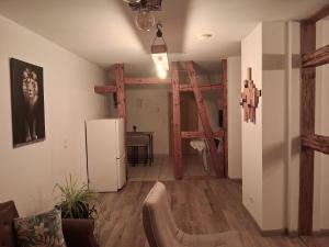 een woonkamer met een koelkast en een tafel bij Rustikal79 in Bleicherode +3 foto's