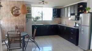 Køkken eller tekøkken på Relax en Tonsupa Moderno, con Aire C y a pasos del mar 3 piscinas 2hidro