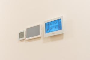 twee computermonitoren op een witte muur bij Casa Doseanu in Oradea