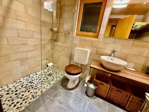 Et badeværelse på 94 Charming Chalet 10 pax + 32 billeder