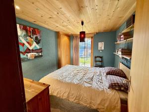 En eller flere senge i et værelse på 94 Charming Chalet 10 pax