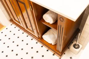 een kast met opvouwbare handdoeken in de badkamer bij Casa Doseanu in Oradea +186 foto's