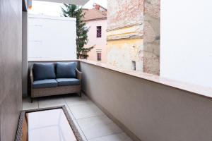 een balkon met een blauwe stoel op een richel bij Casa Doseanu in Oradea