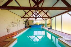 - une piscine dans une maison avec un toit dans l'établissement cavalibre-mesquer, à Mesquer