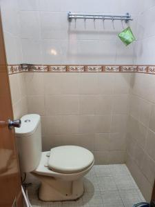 een badkamer met een wit toilet en een douche bij Among Rogo Syariah in Yogyakarta