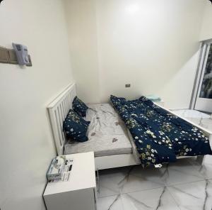 a small bed in a small room with a table at فندق وادي السحتن in Al Ambaḩ +17 photos