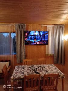 Et tv og/eller underholdning på Large cabin 4 rooms with Hekla volcano view