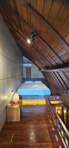 - une chambre avec un grand lit au plafond en bois dans l'établissement Naturela, à Uluwatu 70 autres photos