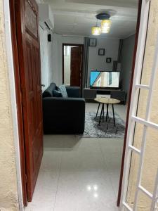 een woonkamer met een bank en een tafel bij Résidence Azur in Libreville