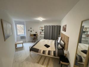 ein Schlafzimmer mit einem Bett und einem Schreibtisch in der Unterkunft Villa Margot in Fumel