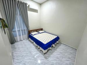 une chambre avec un lit et une fenêtre dans l'établissement Baba Homestay, à Macang