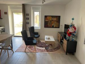 ein Wohnzimmer mit einem Weihnachtsbaum darin in der Unterkunft Villa Margot in Fumel + 4 Fotos