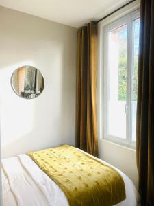 ein Schlafzimmer mit einem Bett und einem Fenster in der Unterkunft Studio avec grande terrasse in Saint-Valéry-en-Caux