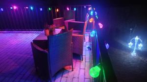 un gruppo di sedie con luci su un palco di Pokoje Aleksander a Szczyrk Altre 84 foto