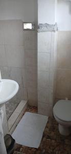 een badkamer met een wastafel en een toilet bij Pousada Rose Alves in Cachoeiras de Macacu