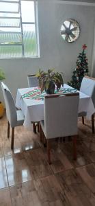 een eetkamer met een tafel en een kerstboom bij Pousada Rose Alves in Cachoeiras de Macacu +10 foto's