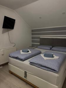 En eller flere senge i et værelse på Apartman AS