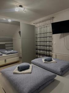 En eller flere senge i et værelse på Apartman AS