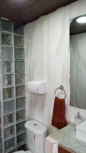 un bagno con un water e un lavandino di Hospedaje Mágico Arcángel a Ibarra