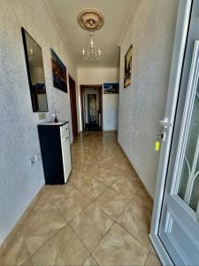 een lege hal met een koelkast in een kamer bij PrivatHomeUlcinj2 in Ulcinj +34 foto's