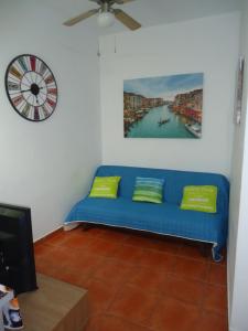 Telewizja i/lub zestaw kina domowego w obiekcie Apartamentos Flor del Cotillo