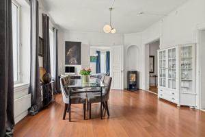 希恩Skien sentrum的配有玻璃桌椅的餐厅