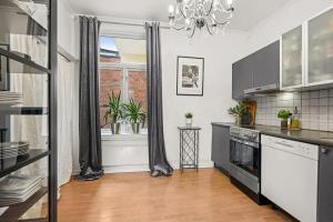 希恩Skien sentrum的厨房设有大窗户和台面 更多4张照片