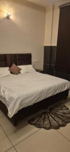 a bed in a bedroom with a rug on the floor at Hotel inn de dogras in Udhampur